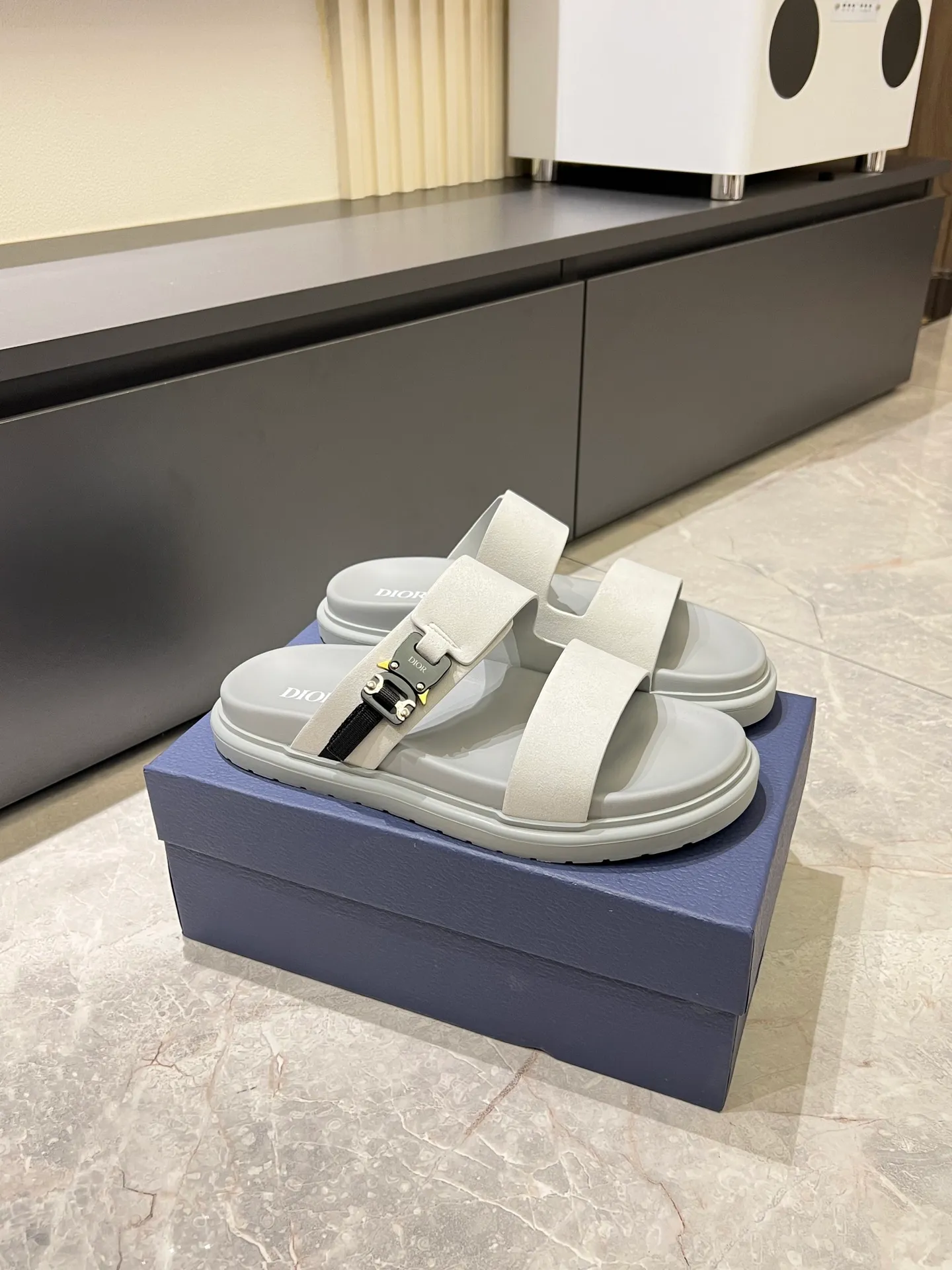 Men's Men's Shoes 💰p320 Dio* Men's Sandals Slippers. Showcasing Dior haute couture design. The Dior gray suede strap is accented with an aluminum Dior buckle for added style. Paired with a comfortable tonal notch sole, they pair easily with shorts or jeans for a sophisticated look. Main body: suede cow leather, technical fabric lining: cow leather, with adjustable straps, aluminum Dior buckle, Dior gray EVA insole, tonal notched rubber outsole splicing structure, size: 38-44 (customized at 45.46)